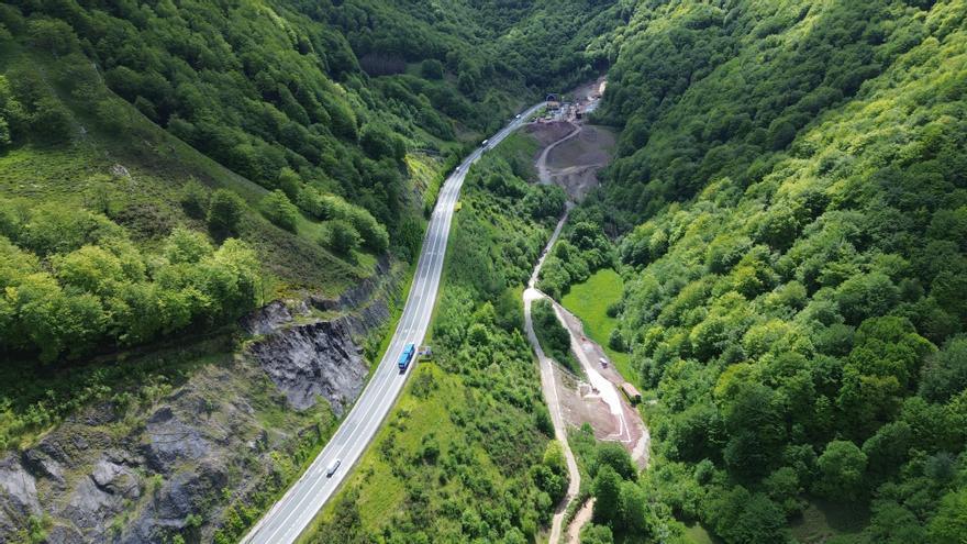 Corte de tráfico en la N-121-A, entre los túneles de Belate y Almandoz