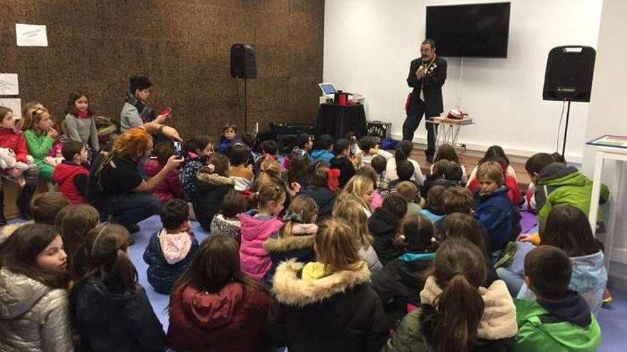 El mago guipuzcoano ‘Rafafá’ vino desde Lasarte para animar a los más pequeños en la primera jornada solidaria                       celebrada el viernes.