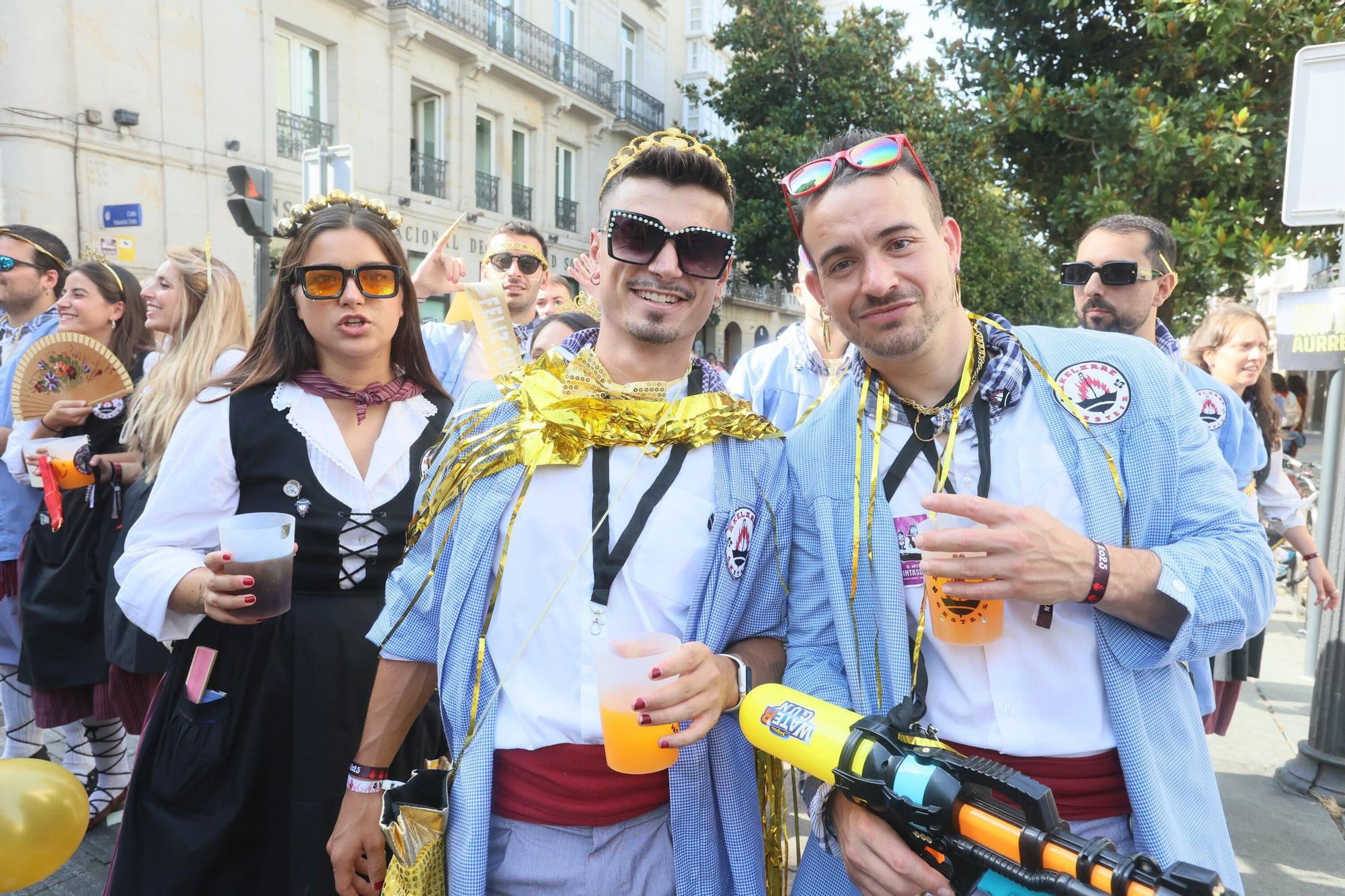 En imágenes: Blusas y neskas desfilan en el segundo paseíllo