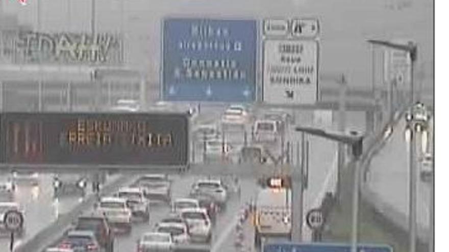 Cortan un carril en La Avanzada dirección Bilbao