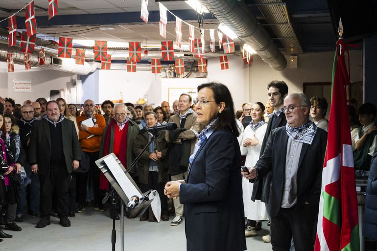 El Lehendakari Imanol Pradales y la vicelehendakari primera y consejera de Política Lingüística, Ibone Bengoetxea, se reunen con la diáspora en la Eskual Etxea de París