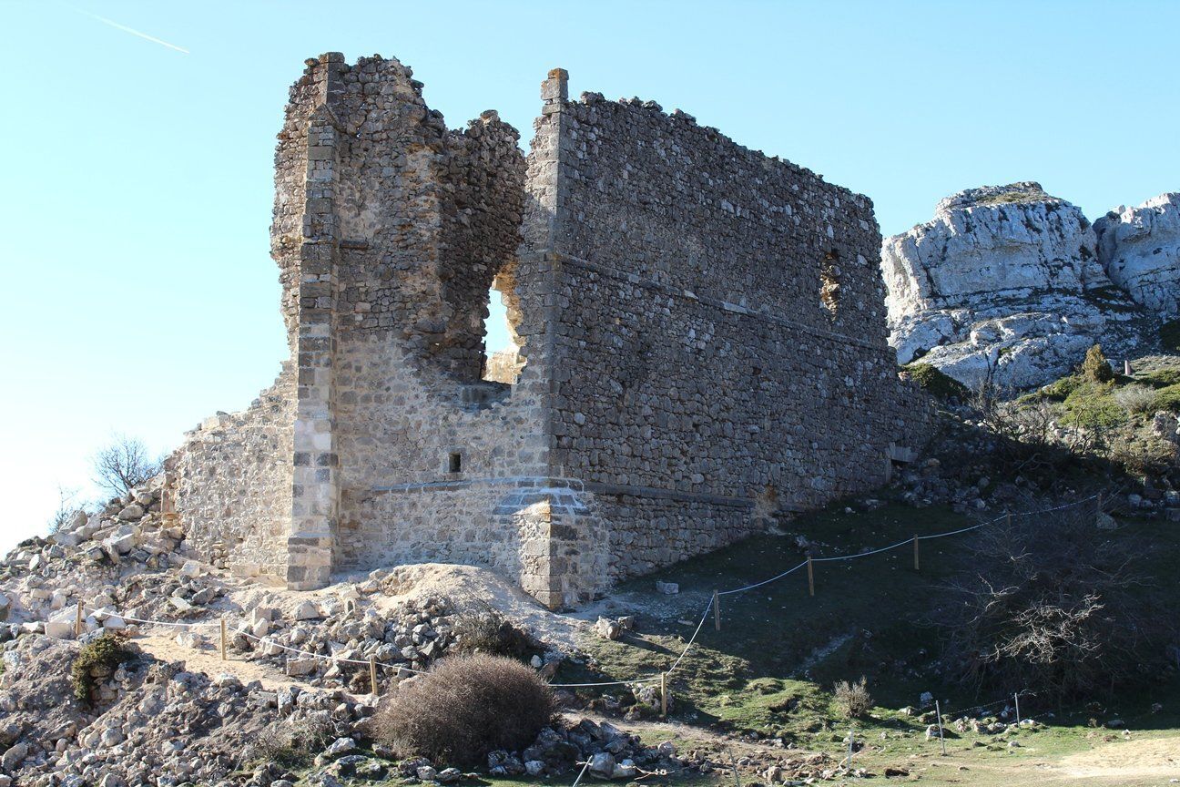 Ruinas del santuario de Toloño