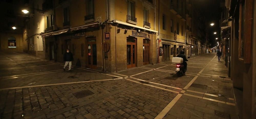 Imágenes de las calles del Casco Viejo de Pamplona con los bares cerrados a partir de las 10 de la noche