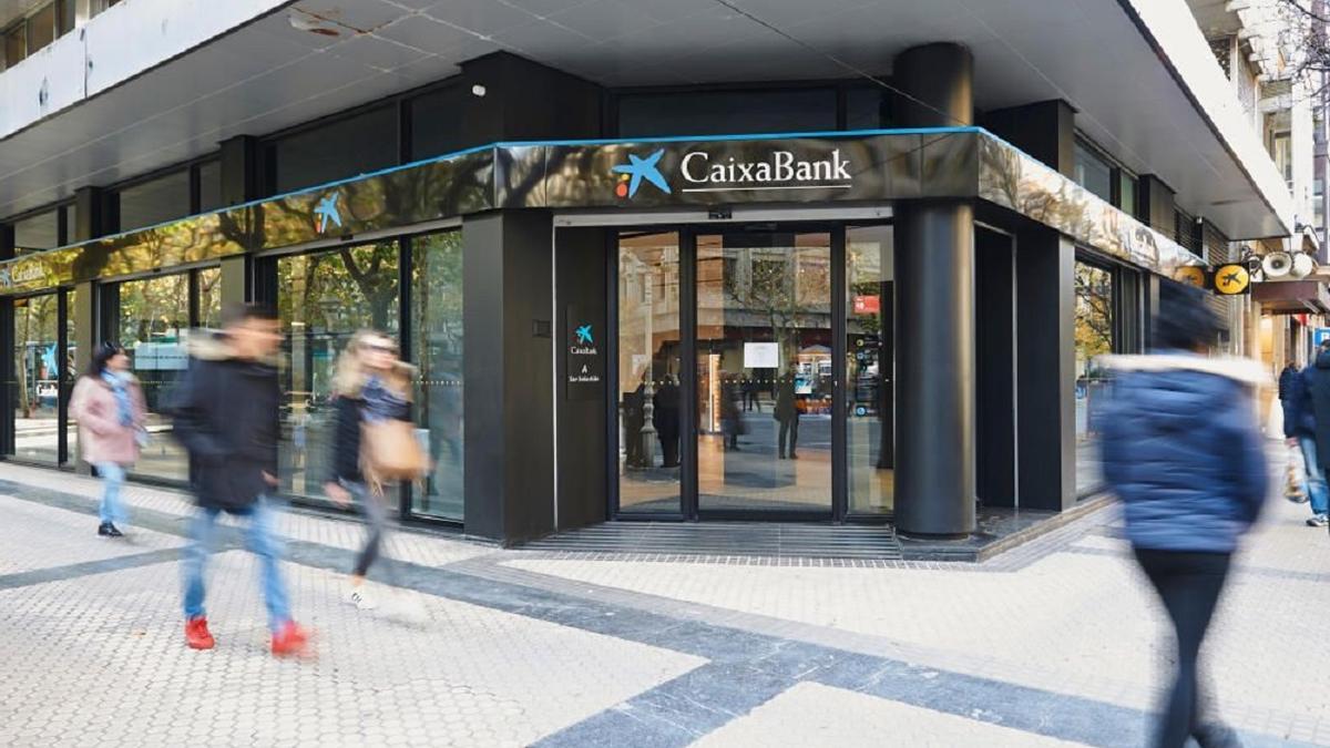 Exterior de la sede de CaixaBank en Donostia