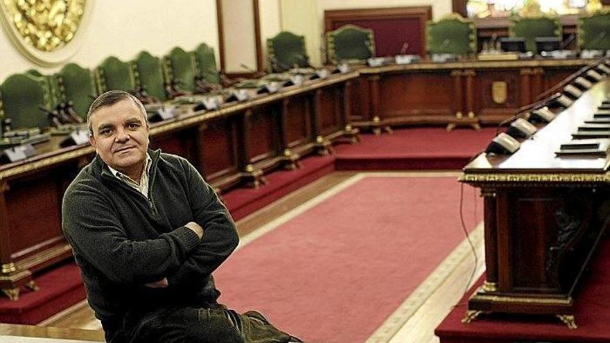 El concejal socialista Eduardo Vall, en el salón de plenos del Ayuntamiento de Pamplona.