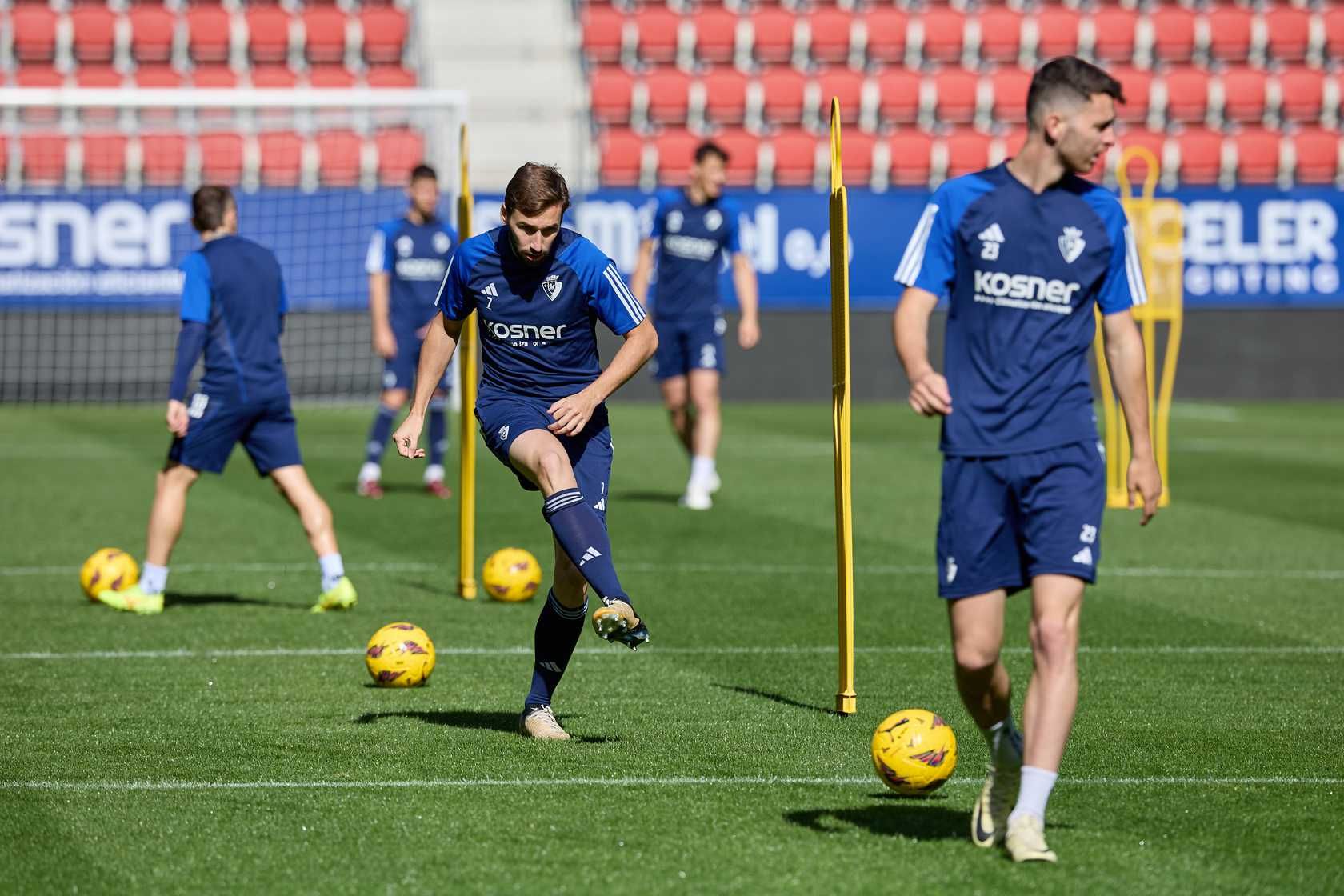 Osasuna se ejercita en El Sadar un día antes de recibir al Valencia