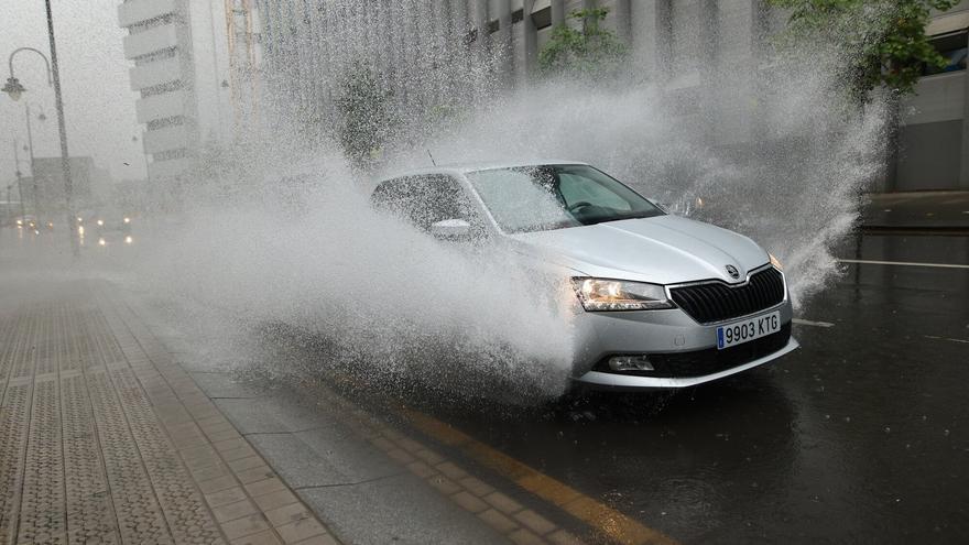 En imágenes: la lluvia complica el tráfico en Bizkaia