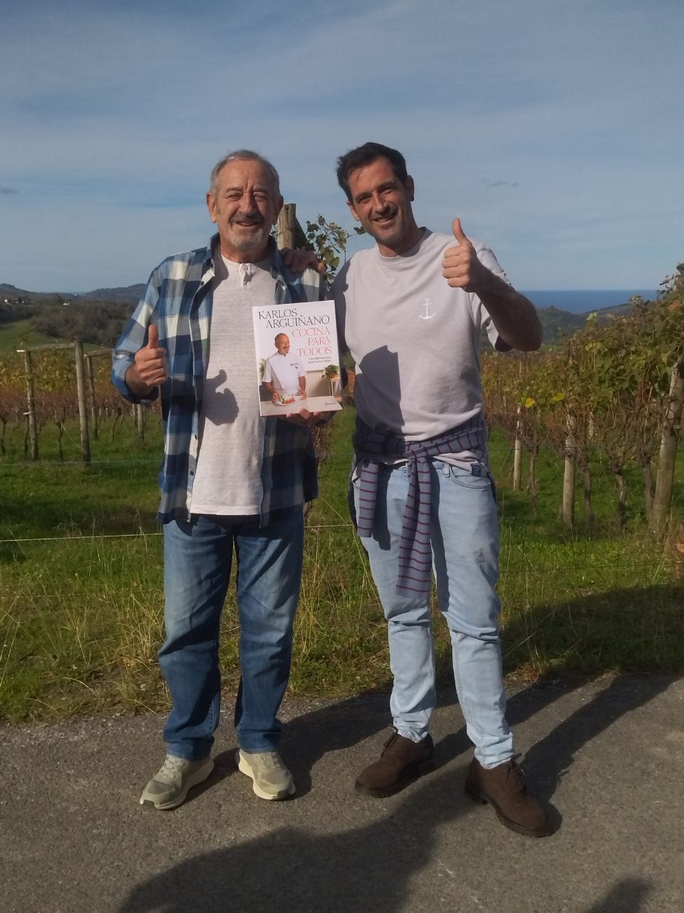 Karlos Arguiñano posa con su hijo Joseba.