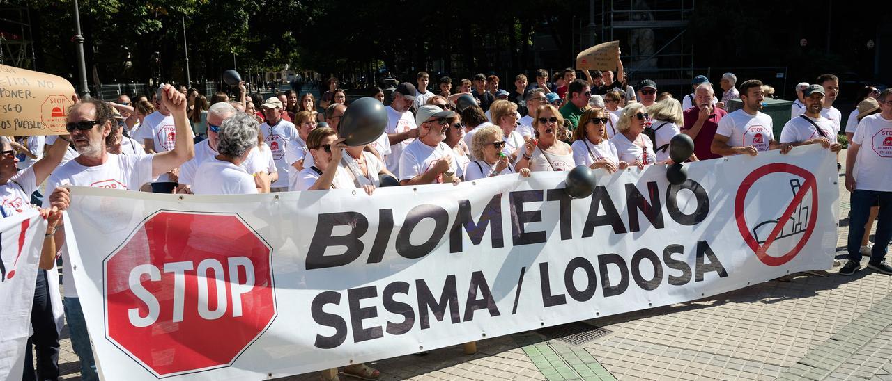 Concentración frente al Parlamento de Navarra contra la central de biometano de Sesma