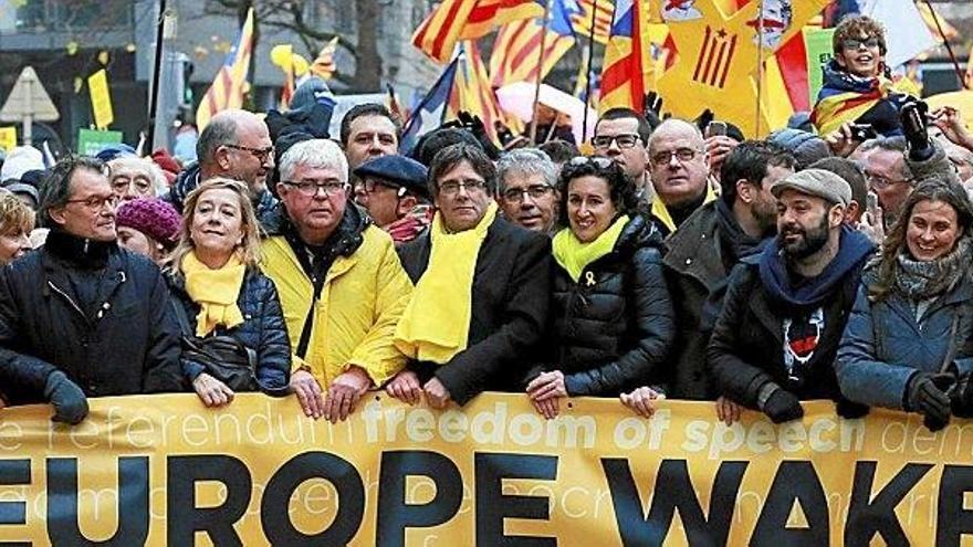 Carles Puigdemont y Marta Rovira portan la pancarta ‘Despierta, Europa’, arropados por Artur Mas y Enric Homs, y por dirigentes abertzales como Joseba Egibar.