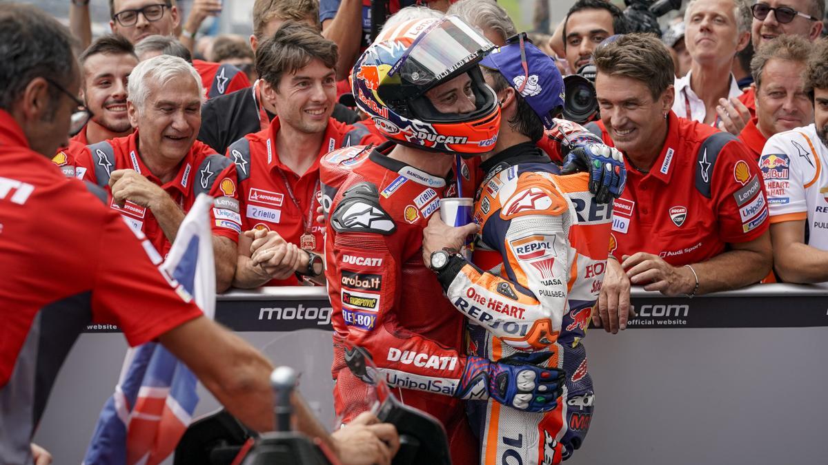 Dovizioso y Márquez se saludan al término de una carrera.