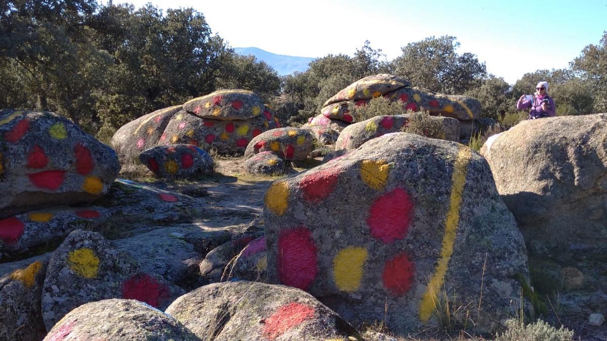 Ibarrola realizó un diálogo íntimo entre su lenguaje pictórico de vanguardia y la piedra berroqueña.