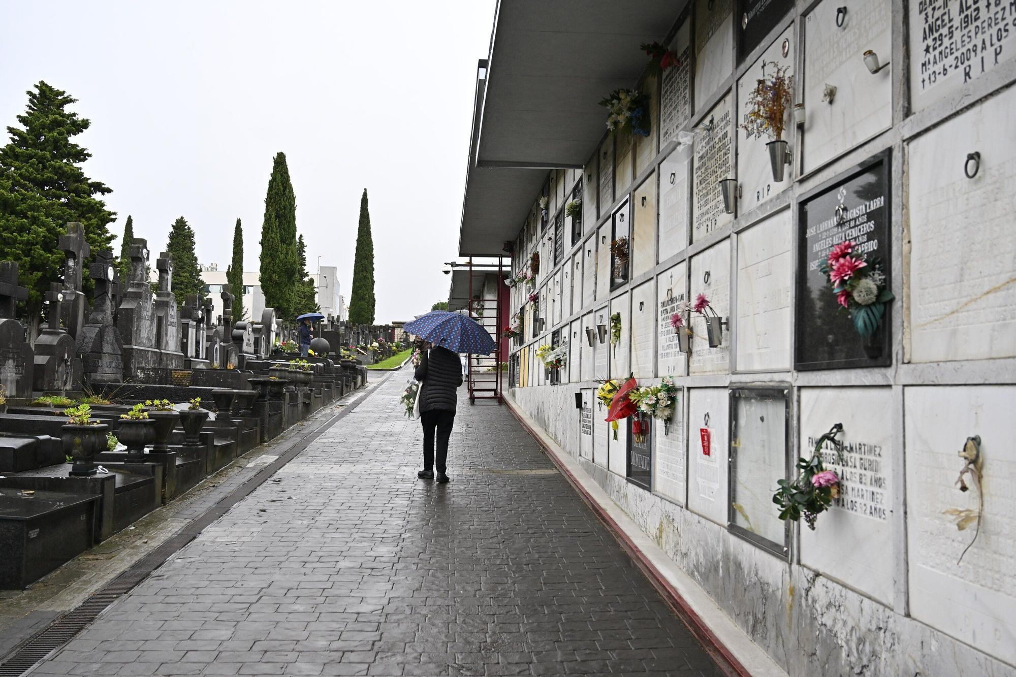 En imágenes: así se vive el día de Todos los Santos en el cementerio de Bilbao