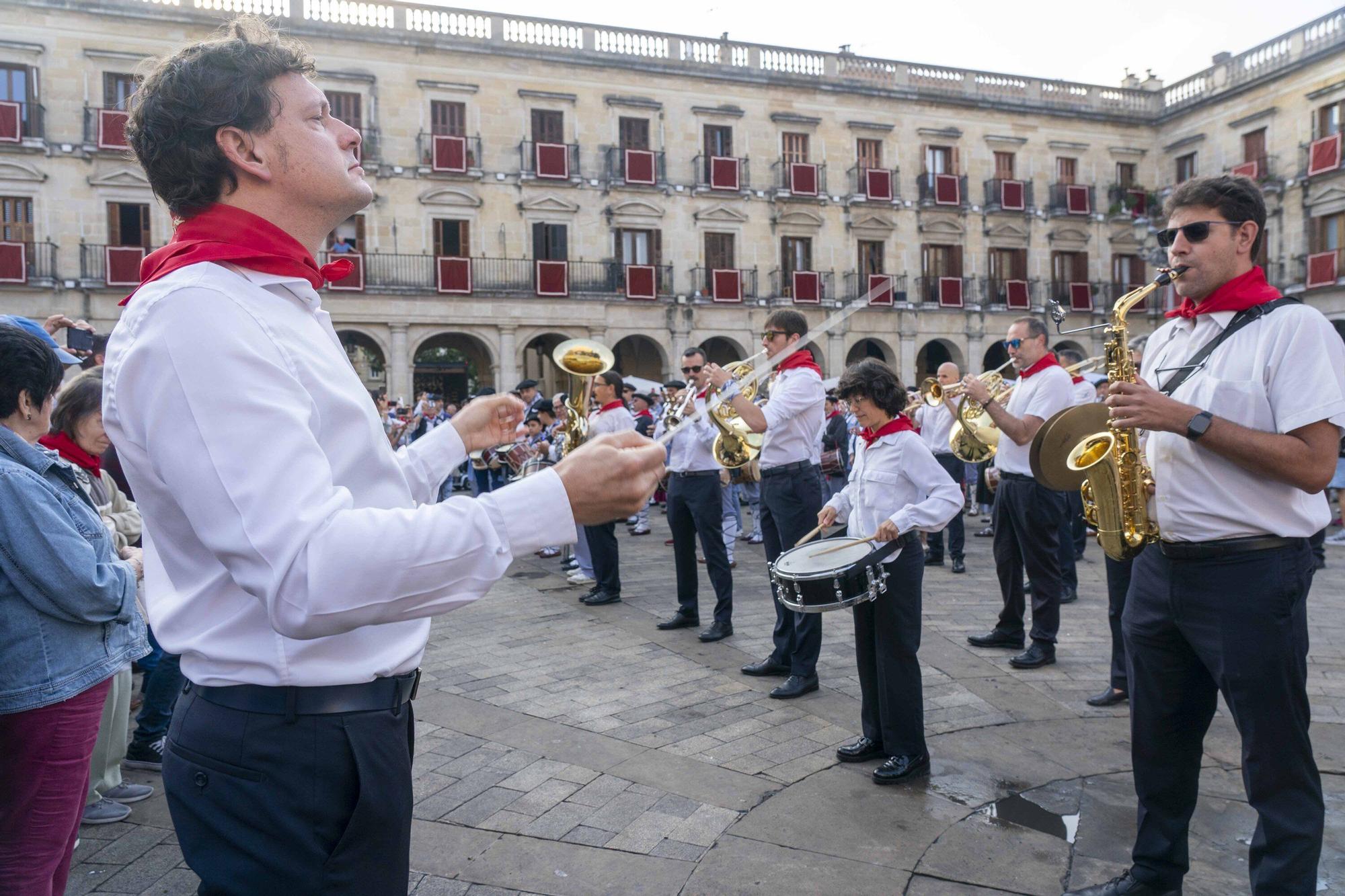 En imágenes: Las dianas llaman a la fiesta en la Plaza Nueva