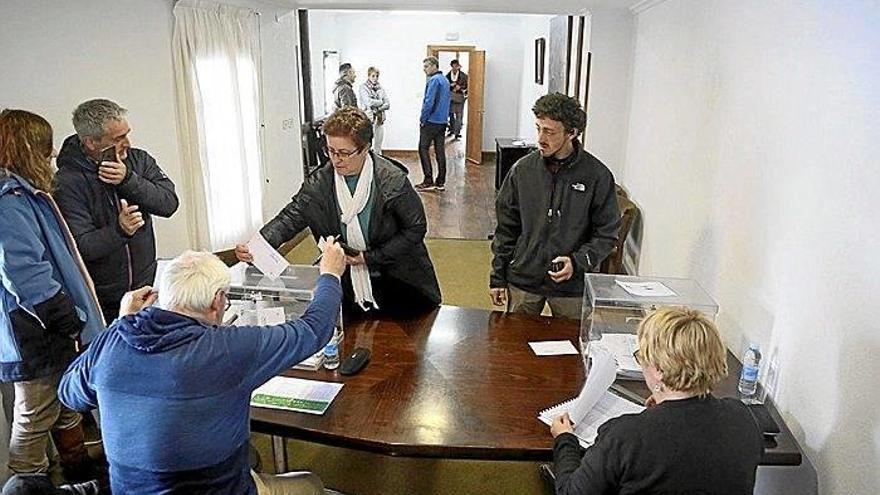 Varias personas en el momento de votar, ayer, en Itziar.