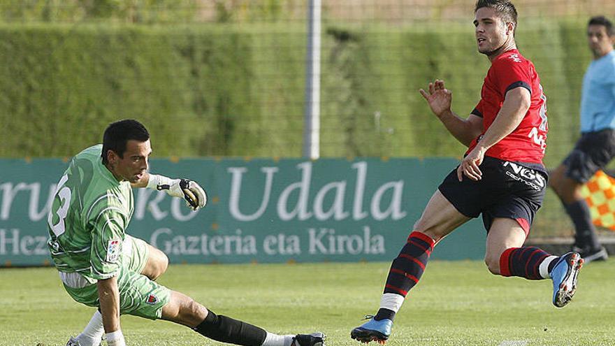 Sola, en el momento de anotar el único gol del partido.