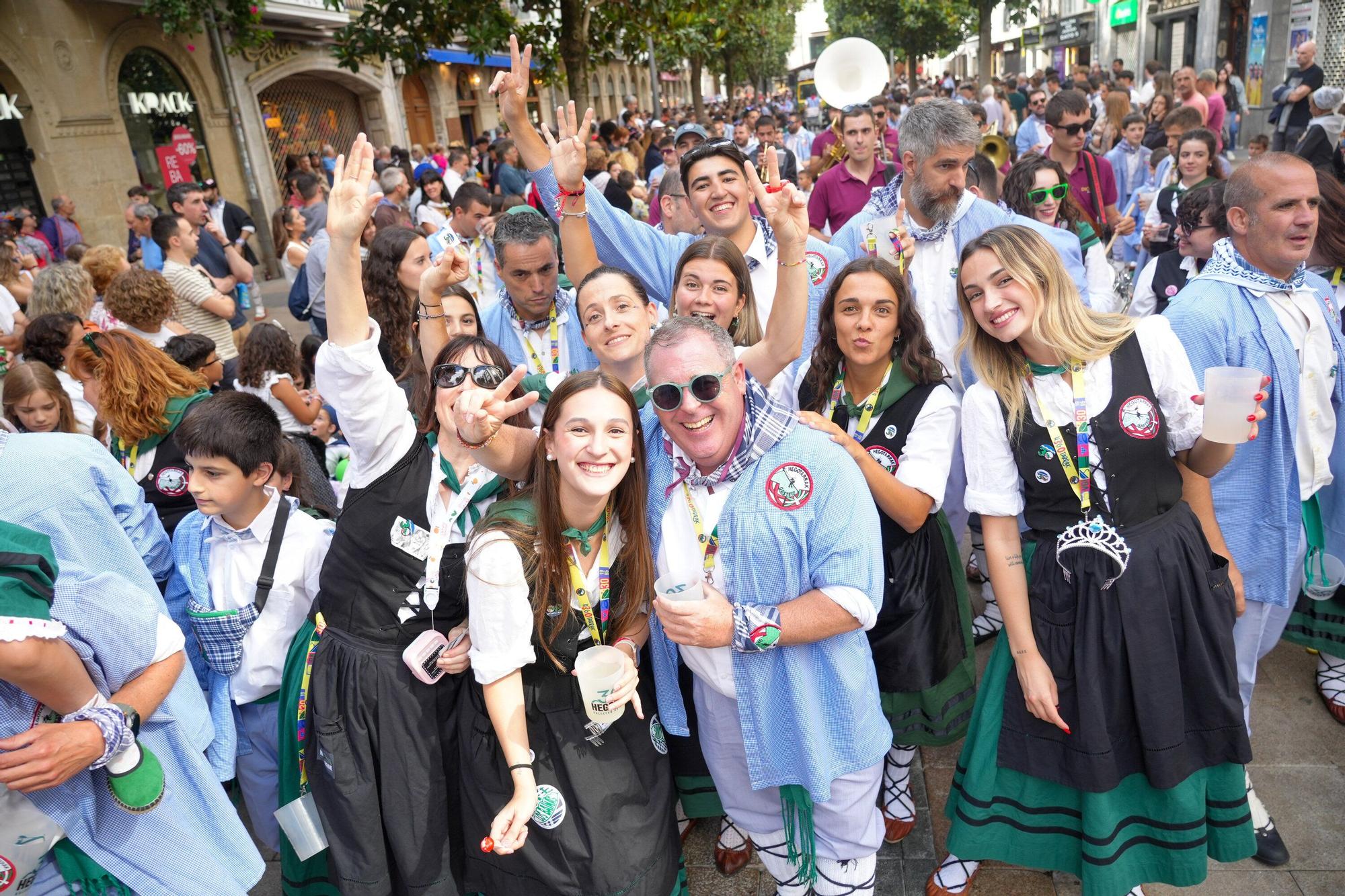 En imágenes: Blusas y neskas desfilan en una kalejira por Santiago
