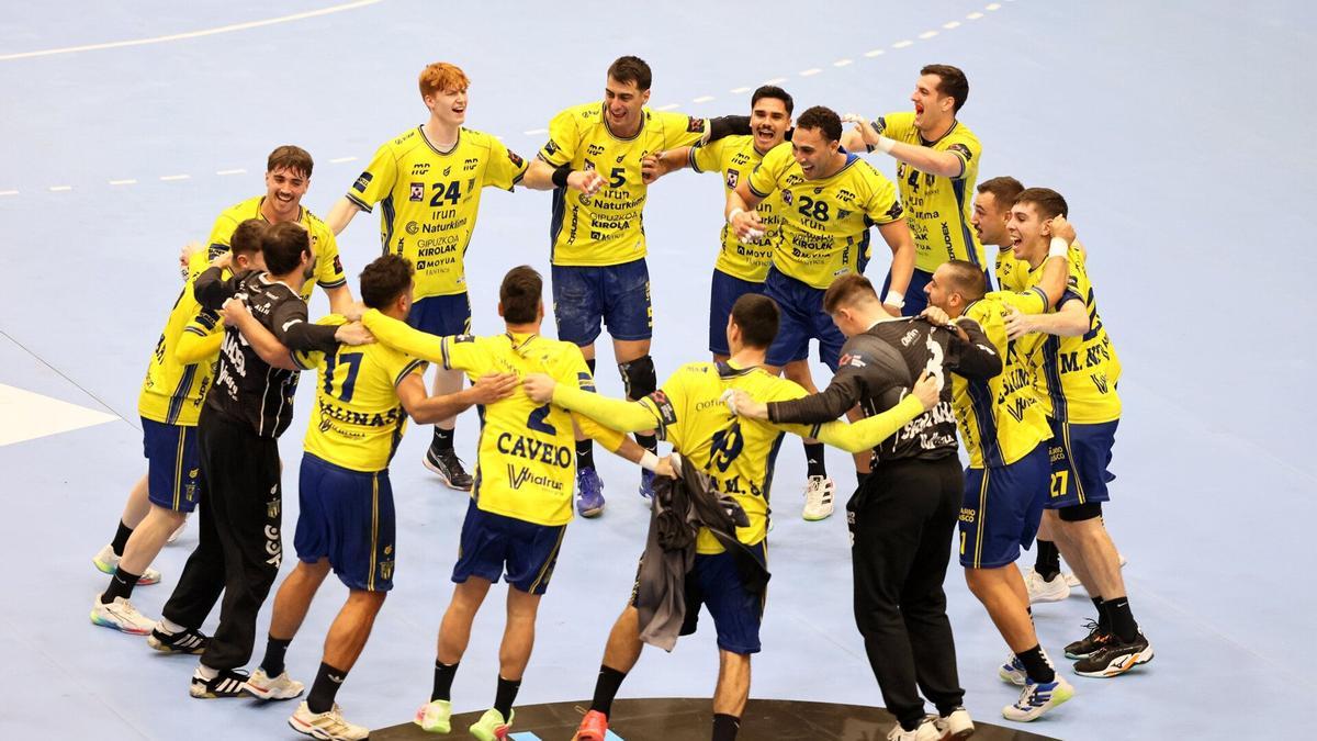 Los jugadores del Bidasoa celebran la gran victoria sobre el Saint Raphael.