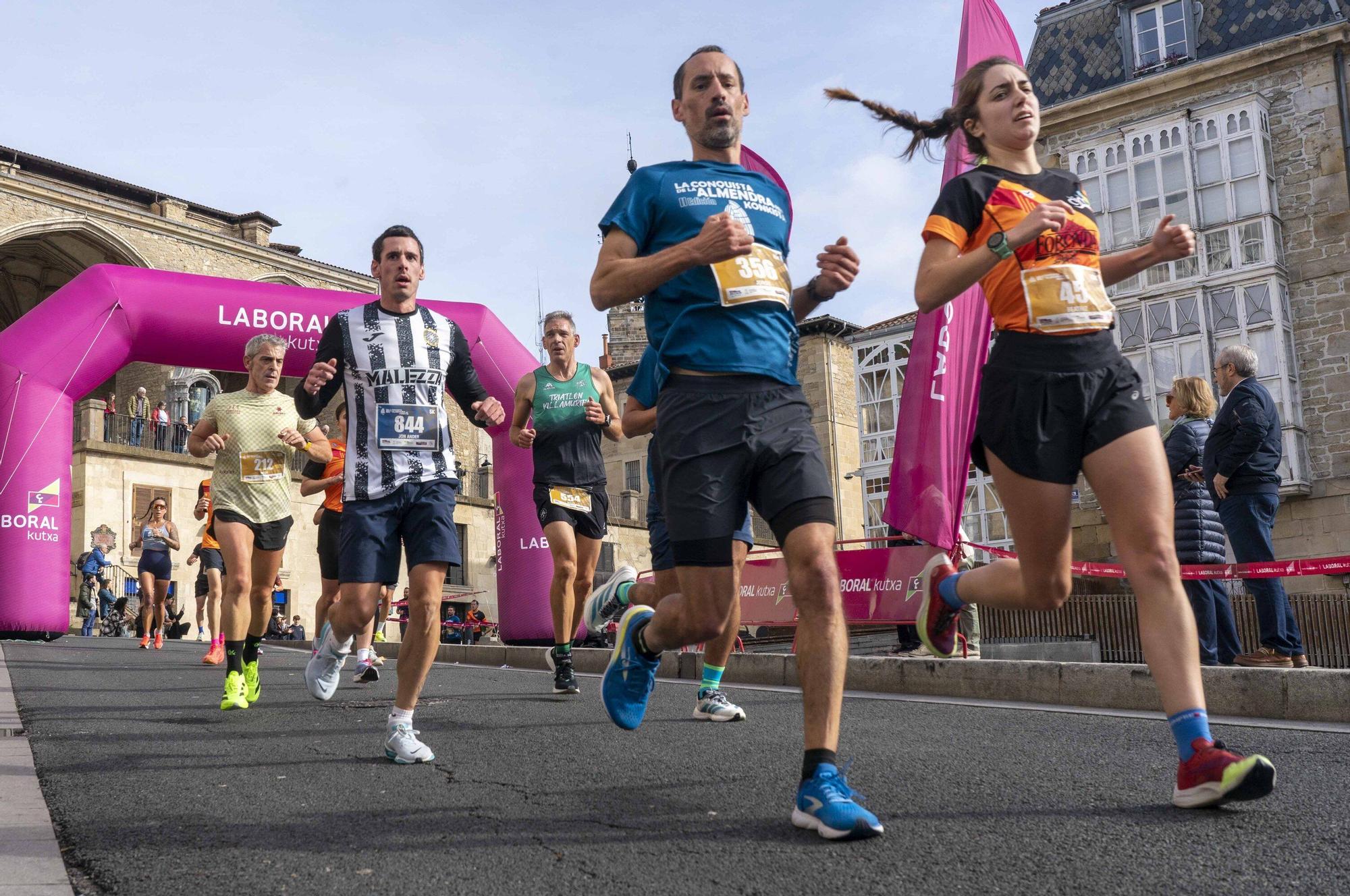 En imágenes: Un millar de corredores atraviesan la almendra