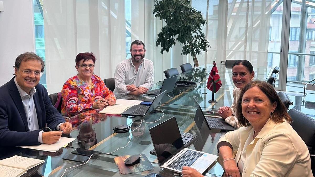 Reunión celebrada entre el Gobierno vasco y el Ayuntamiento de Durango.