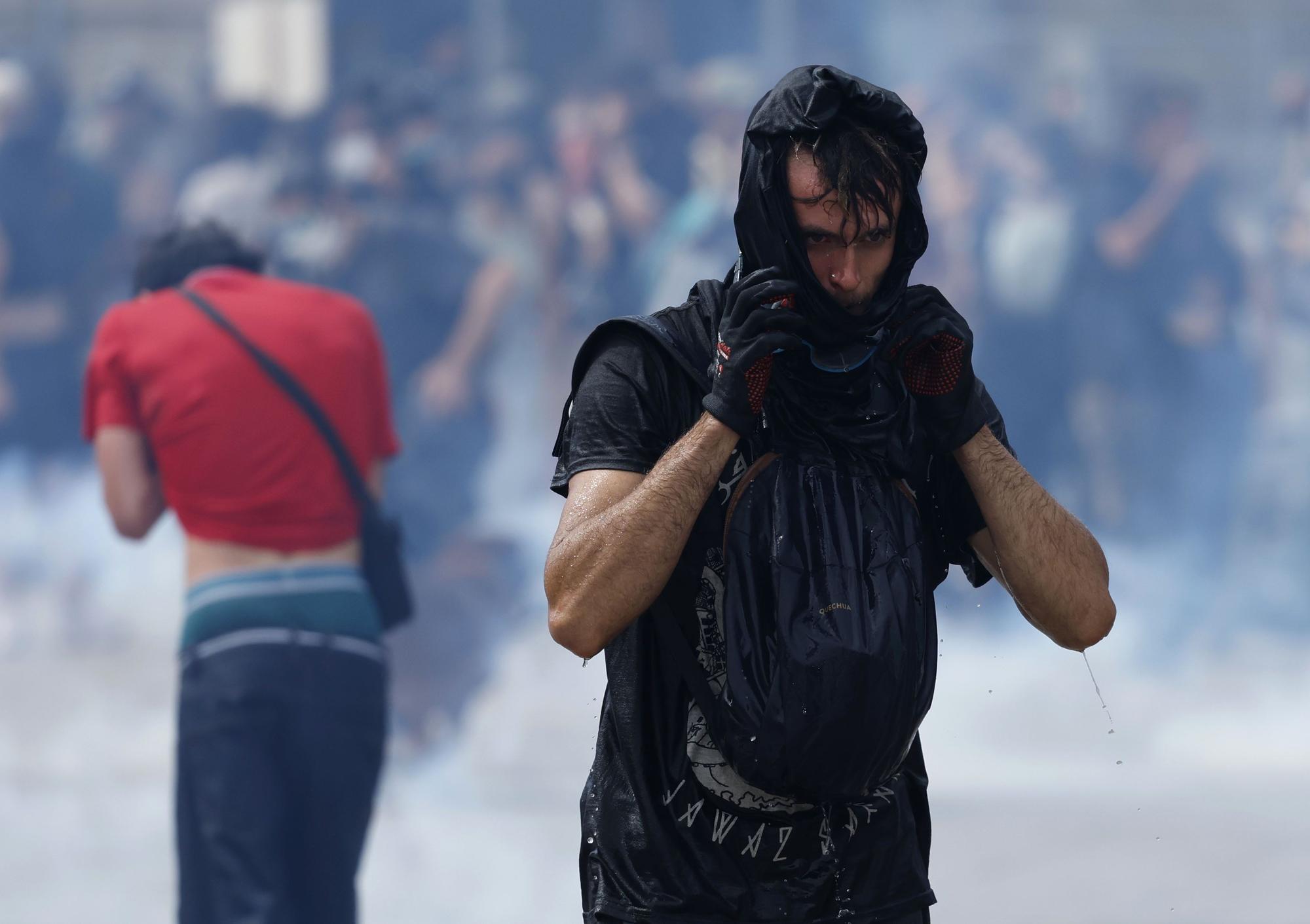 Casi 300 detenidos en una jornada de movilizaciones y bloqueos en Francia