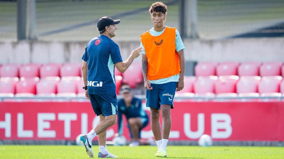 Ernesto Valverde da órdenes a Selton, el joven que se estrena en el derbi ante la Real Sociedad en una convocatoria. Ernesto Valverde da órdenes a Selton, el joven que se estrena en el derbi ante la Real Sociedad en una convocatoria.