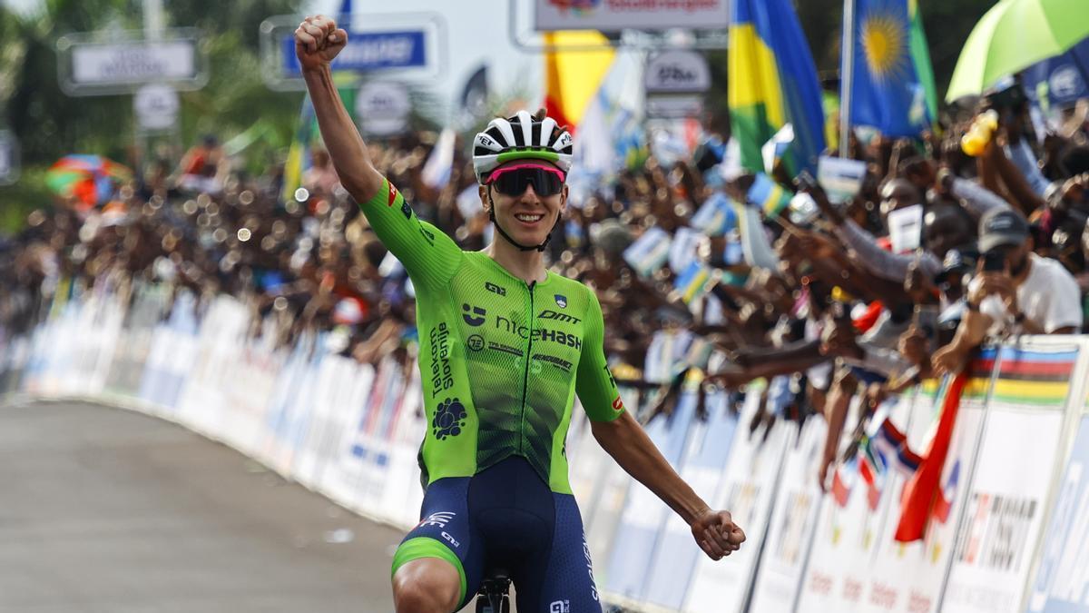 Tadej Pogacar festeja la victoria en el Mundial de Kigali, su segunda corona consecutiva.