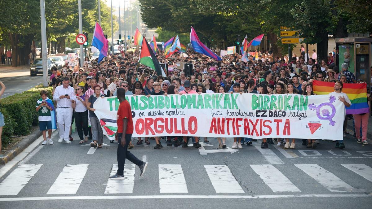 Cabecera de la marcha que recorrió el centro de Pamplona.