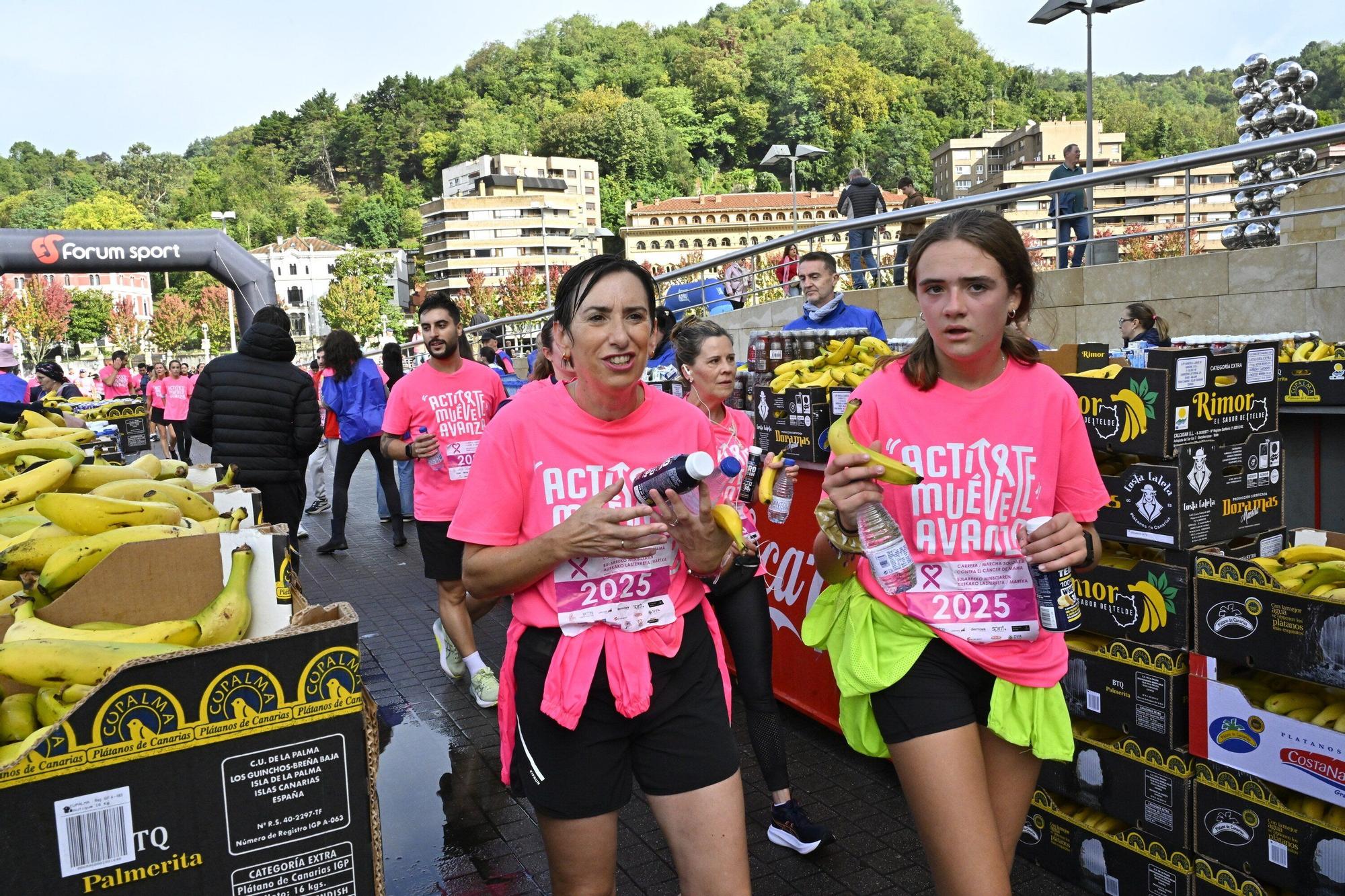En imágenes: los paraguas tiñen la marea rosa de Bilbao