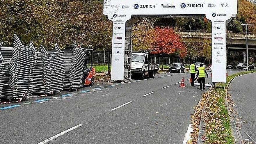 El arco de salida se instaló de nuevo ayer tras ser derribado el miércoles por un camión.