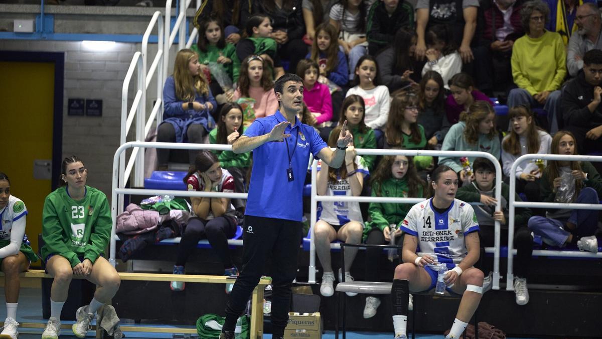 Miguel Etxeberria, en el banquillo dando instrucciones.