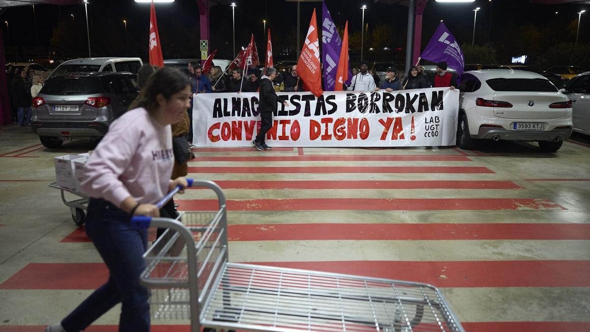 Protesta de los empleados y empleadas este viernes.