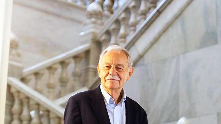 Eduardo Mendoza.