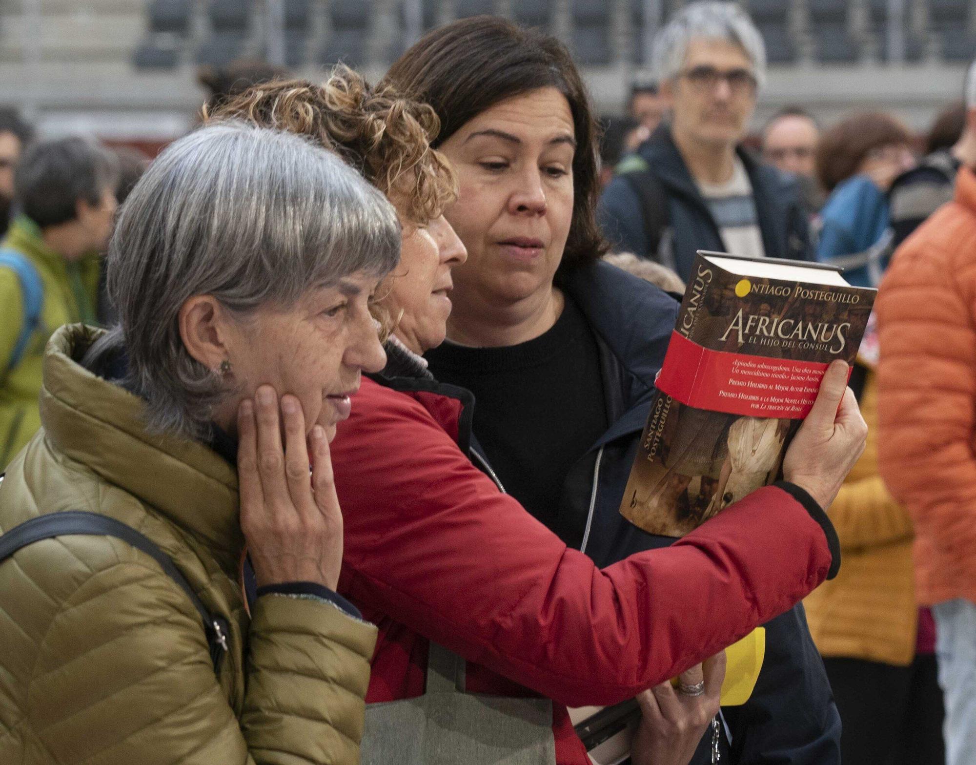 El Iradier, convertido en mercado de trueque de libros