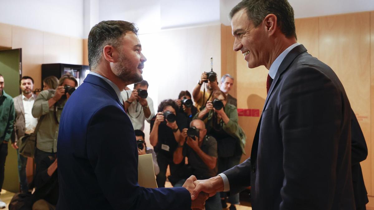 Gabriel Rufián y Pedro Sánchez, antes de una reunión en el Congreso