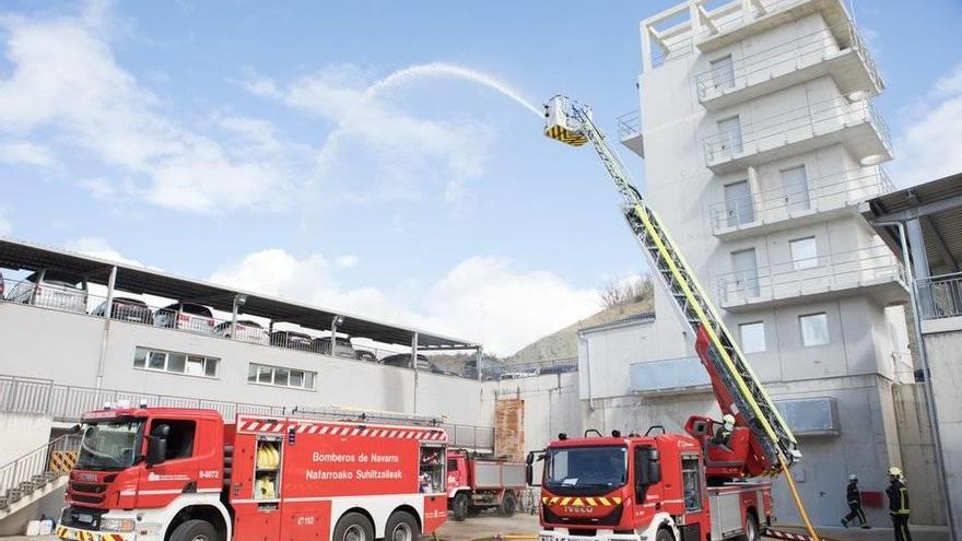 Bomberos realizan maniobras en la nueva torre de prácticas, ubicada en el parque central de Bomberos de Cordovilla.