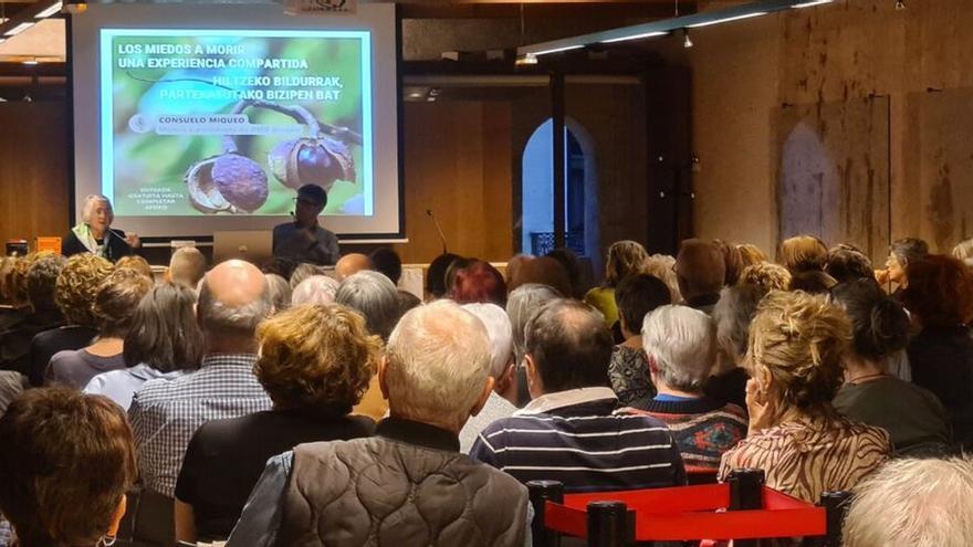 Más de 100 personas reflexionan sobre “Los miedos a morir” en una charla de DMD Navarra