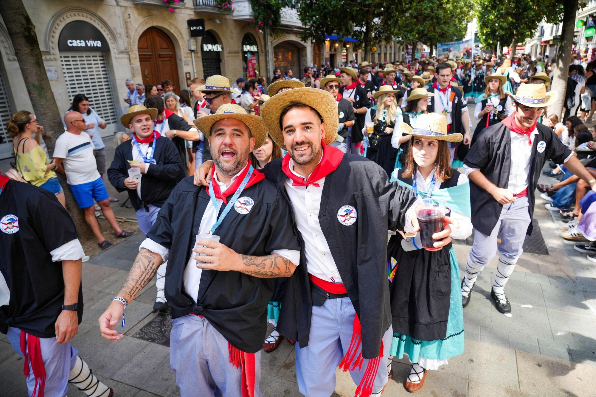 En imágenes: Blusas y neskas desfilan en el primer paseíllo