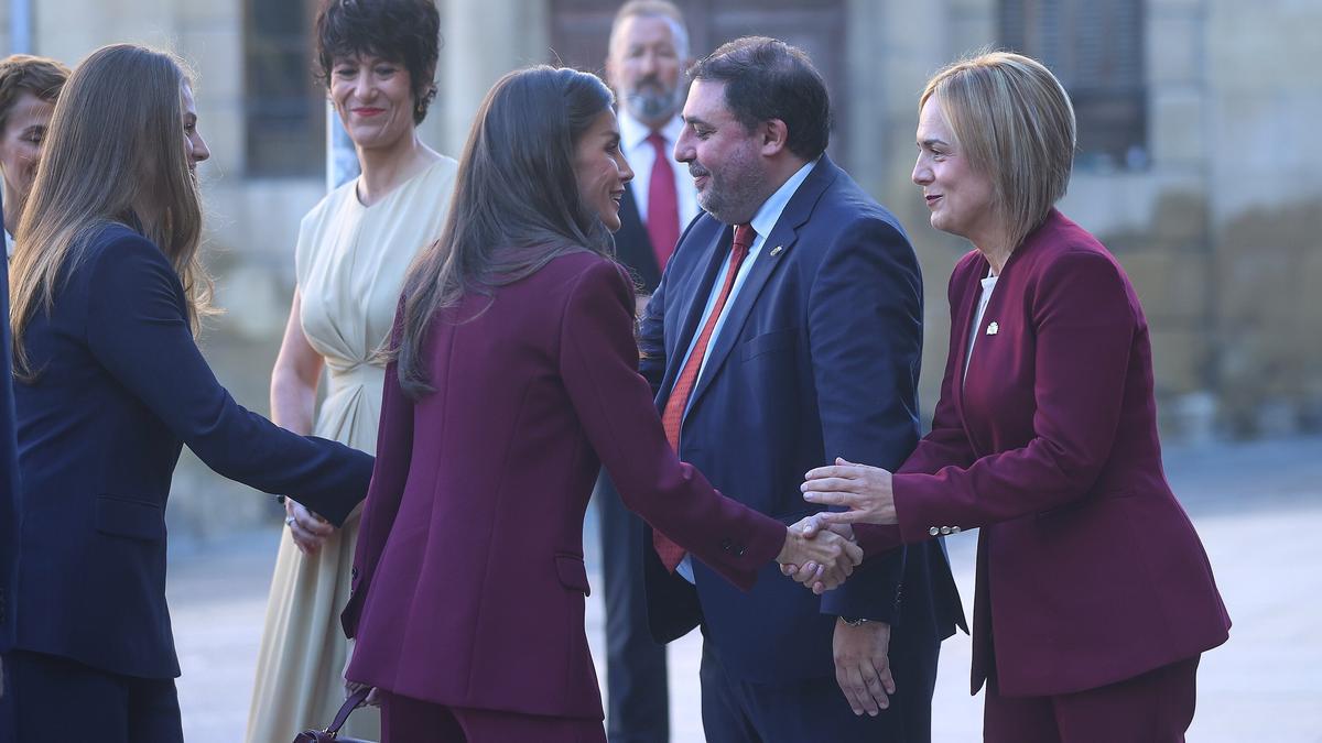 Recepción a Letizia y Leonor a las puertas del Palacio de Navarra.