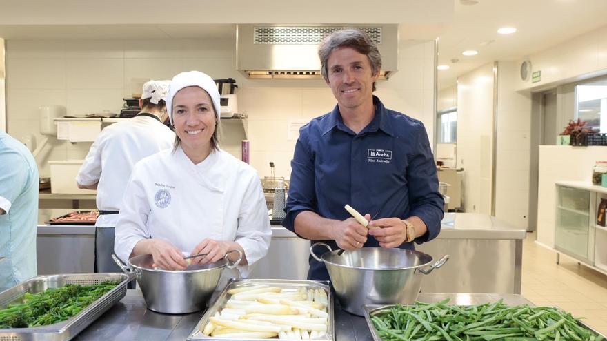 Xandra Luque y Nino Redruello cocinan juntos para los pacientes de la Clínica Universidad de Navarra por el Día Mundial de la Salud