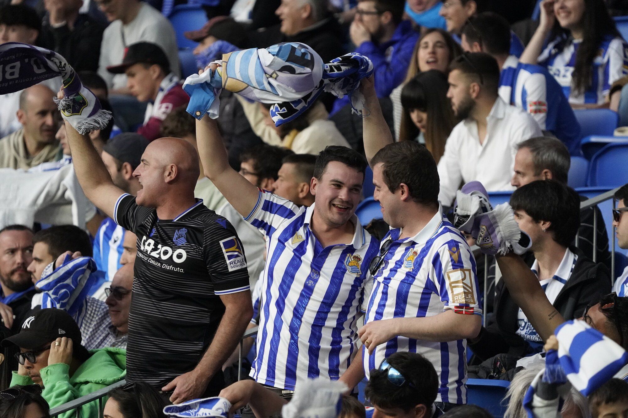 La afición txuri-urdin celebra la victoria en Anoeta.