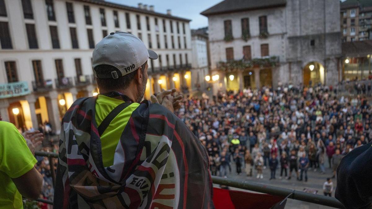 La plantilla de Maderas de Llodio se encierra en el Ayuntamiento