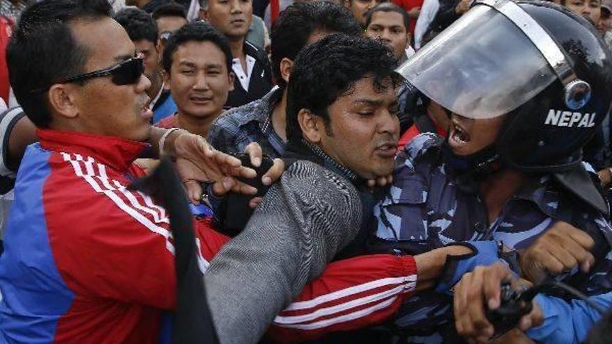 Un nepalí se enfrenta a los agentes de policía durante los disturbios en una protesta contra la nueva Constitución del país.