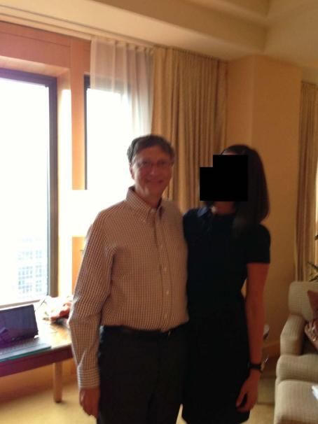 Bill Gates, junto a una mujer en las imágenes filtradas en los archivos de Epstein.