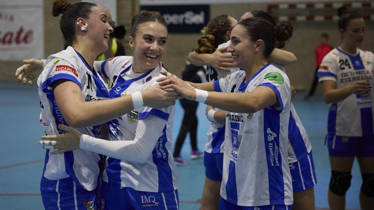 Almudena Gutiérrez (i), Laida Urbitarte y Ayelén García celebran el pase a los octavos de final.