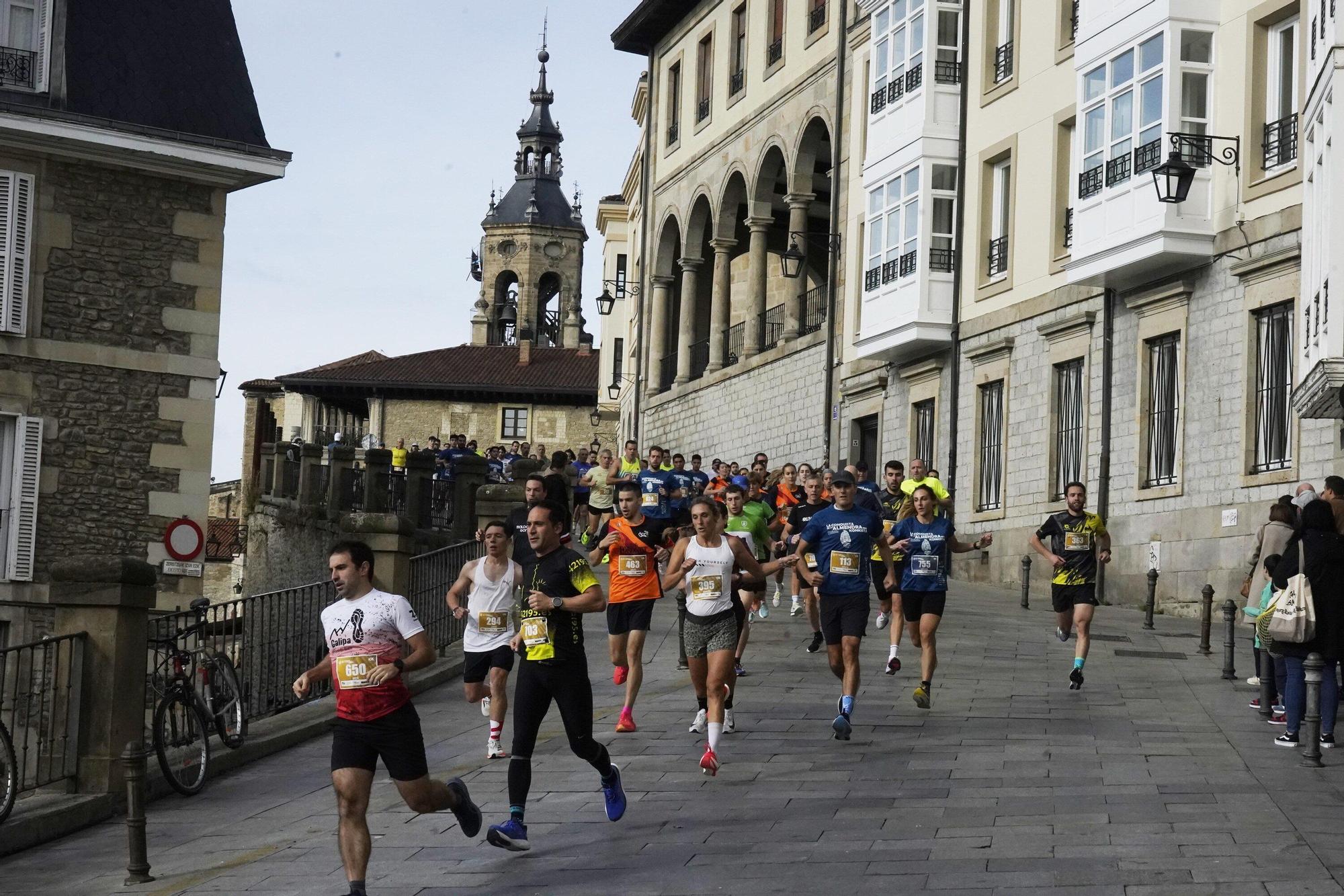 En imágenes: Miles de personas conquistan la Almendra de Gasteiz