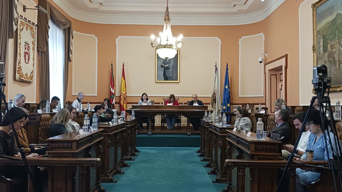 Foto de la sesión plenaria celebrada esta mañana en el Ayuntamiento de Irun. Foto de la sesión plenaria celebrada esta mañana en el Ayuntamiento de Irun.