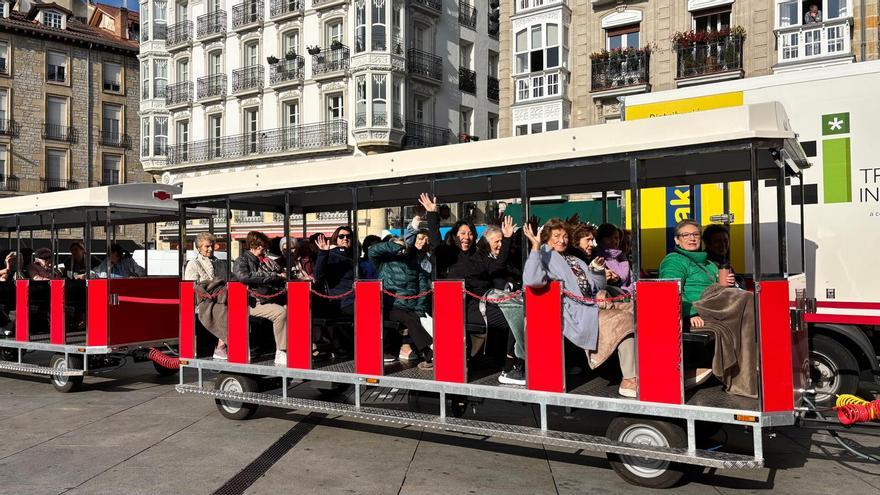 Los pasajeros más especiales del tren turístico Gazteiztxo de Vitoria
