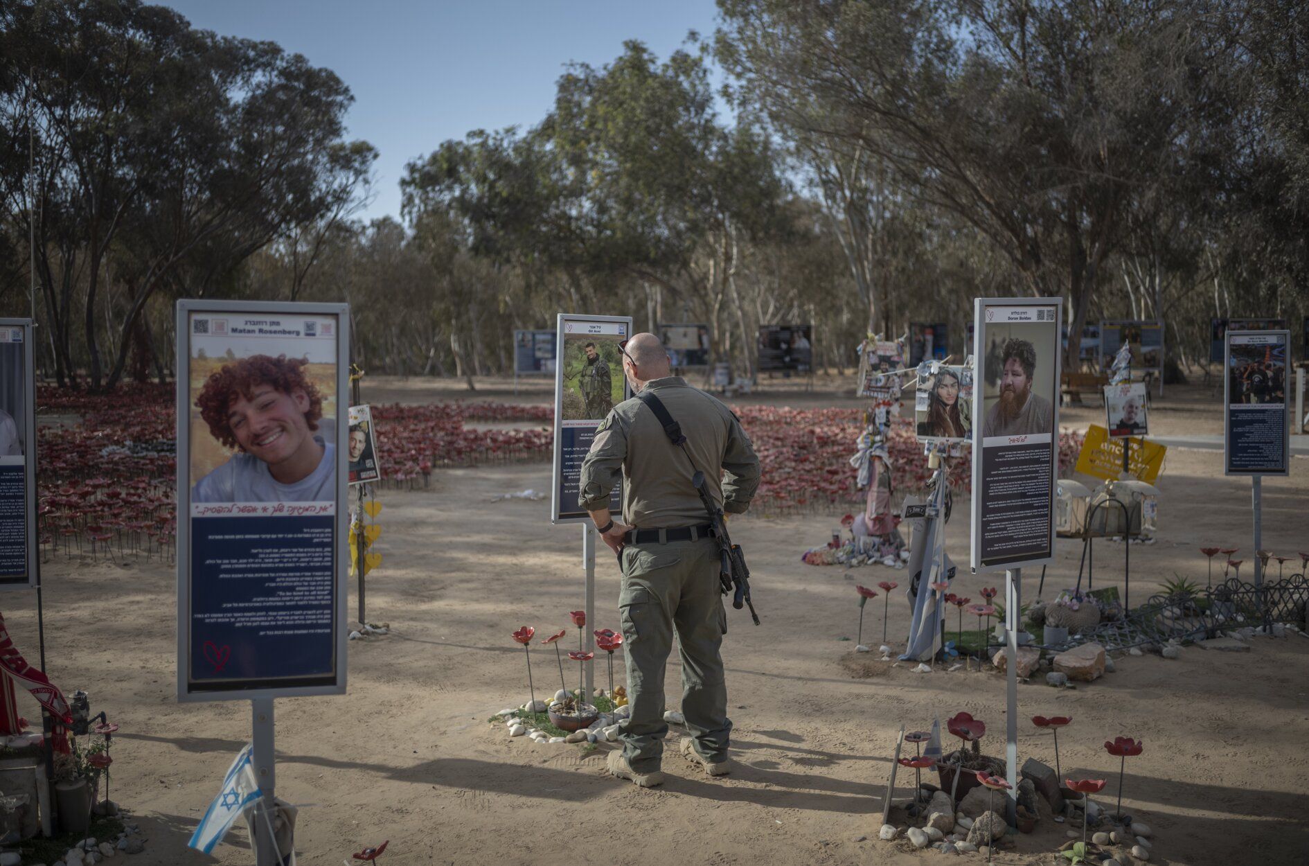 Familias israelíes visitan los monumentos conmemorativos en el recinto del festival de música Nova