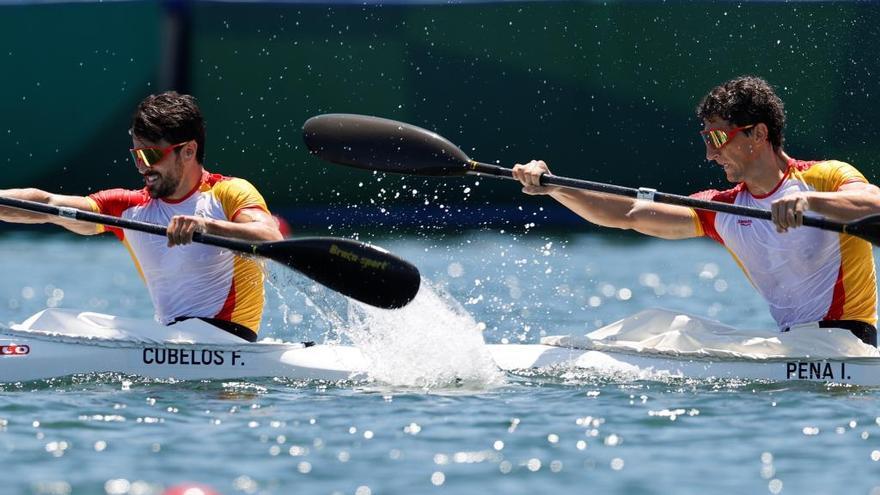 Cubelos y Peña compiten en las rondas clasificatorias de 1000m kayak doble masculino por el piragüismo.
